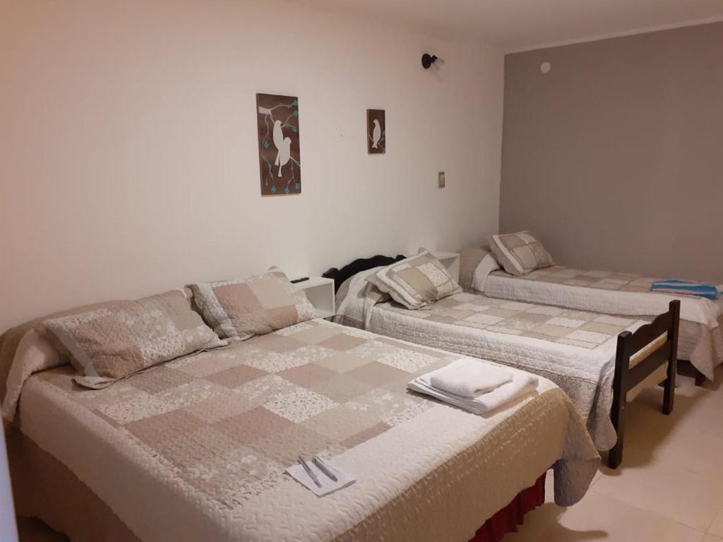 Habitación con 2 camas en una habitación en EL DESCANSO DEPARTAMENTOS en Neuquén