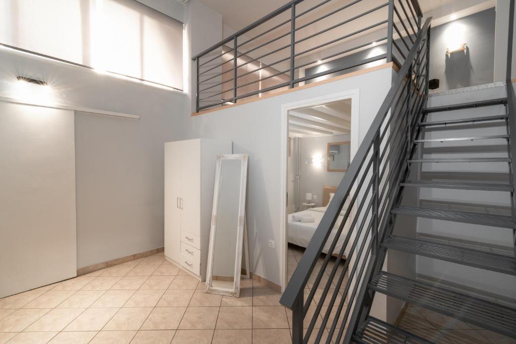 Zdjęcie z galerii obiektu Spacious apartment-600m from the subway w Atenach