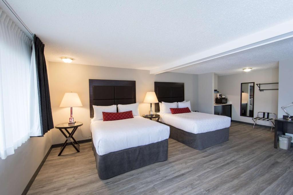 Postel nebo postele na pokoji v ubytování SureStay Hotel by Best Western Castlegar