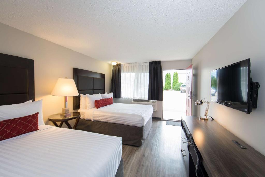 Postel nebo postele na pokoji v ubytování SureStay Hotel by Best Western Castlegar