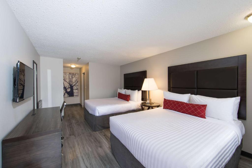 Postel nebo postele na pokoji v ubytování SureStay Hotel by Best Western Castlegar
