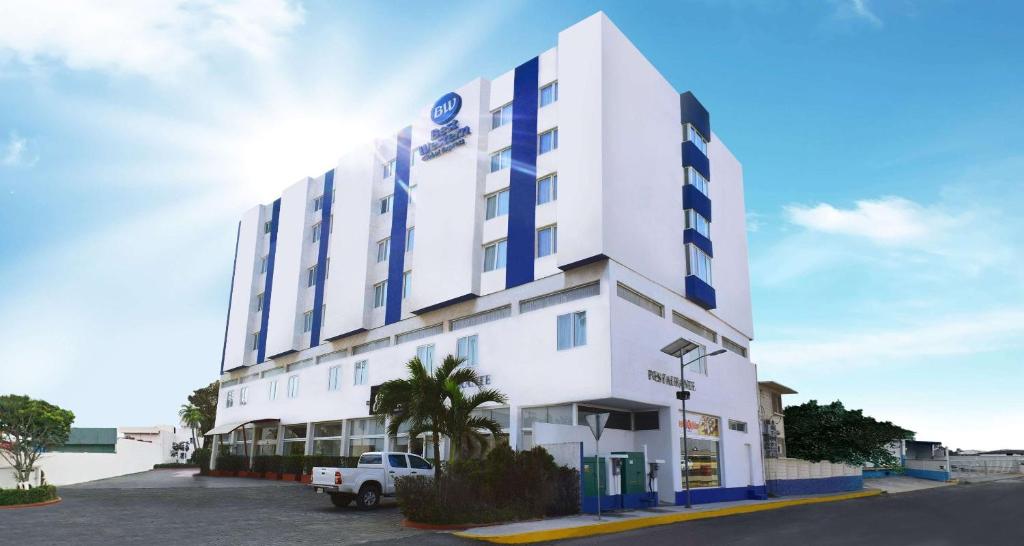 ein großes weißes Gebäude mit blauen Akzenten in der Unterkunft Best Western Global Express in Veracruz