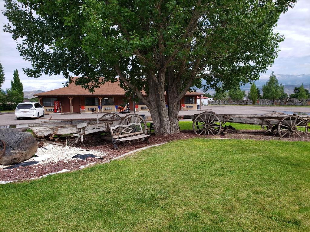 a park with benches and a tree and a building at Butch Cassidy's Hideout in Circleville