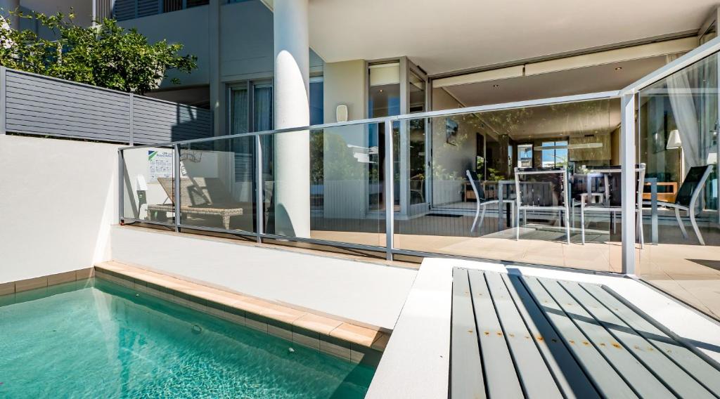 Bazén v ubytování White Shells Luxury Apartments Marcoola nebo v jeho okolí