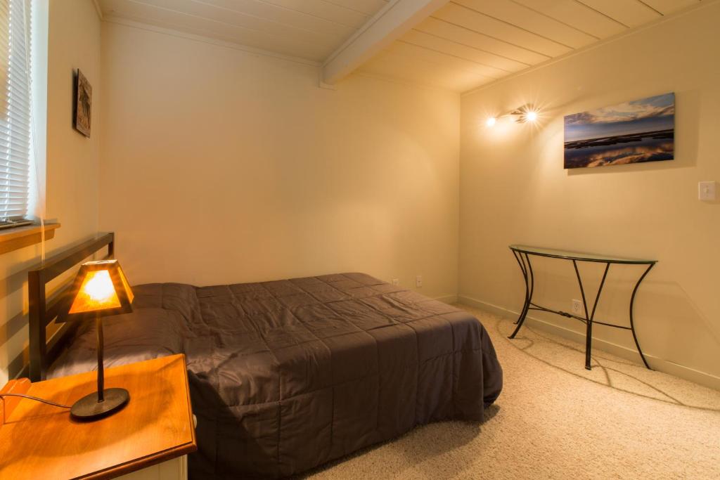 Private Room with Shared Bath tesisinde bir odada yatak veya yataklar