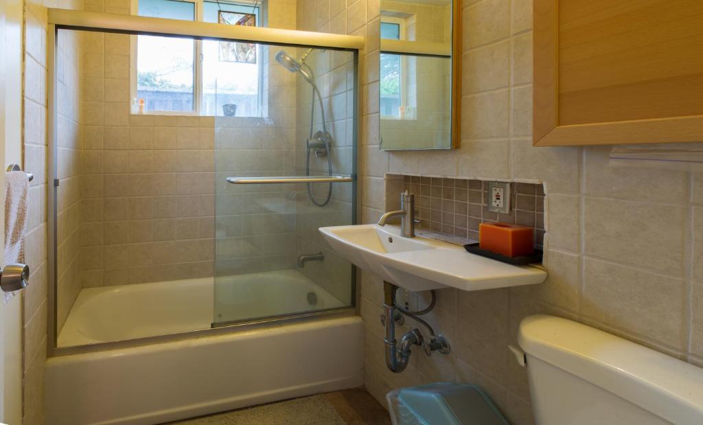 Private Room with Shared Bath - Double Room With Shared Bathroom