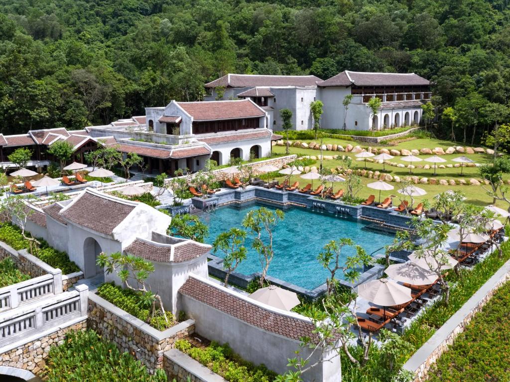 - une vue aérienne sur un complexe avec une piscine dans l'établissement Legacy Yen Tu - MGallery, à Uông Bí