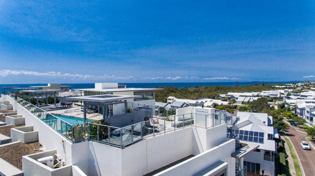 Bazén v ubytování White Shells Luxury Apartments Marcoola nebo v jeho okolí