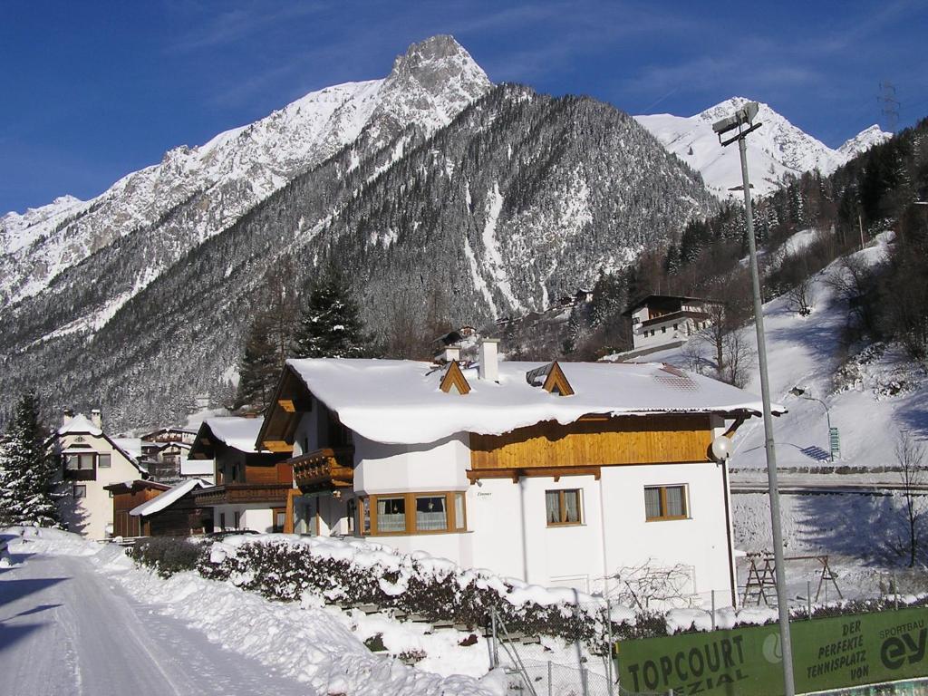 フリルシュにあるHaus Wechnerの山を背景にした雪に覆われた建物