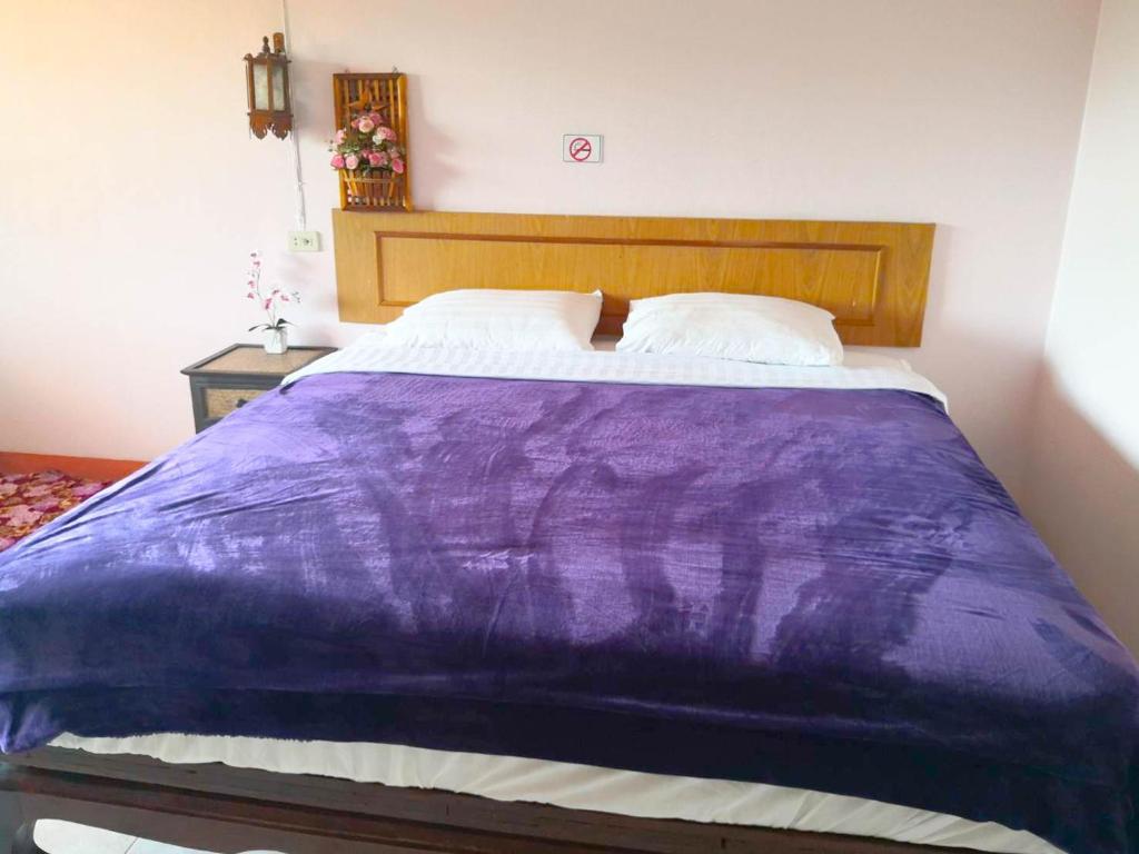 Postel nebo postele na pokoji v ubytování เลาลีฮิลล์รีสอร์ท Laulee hill resort