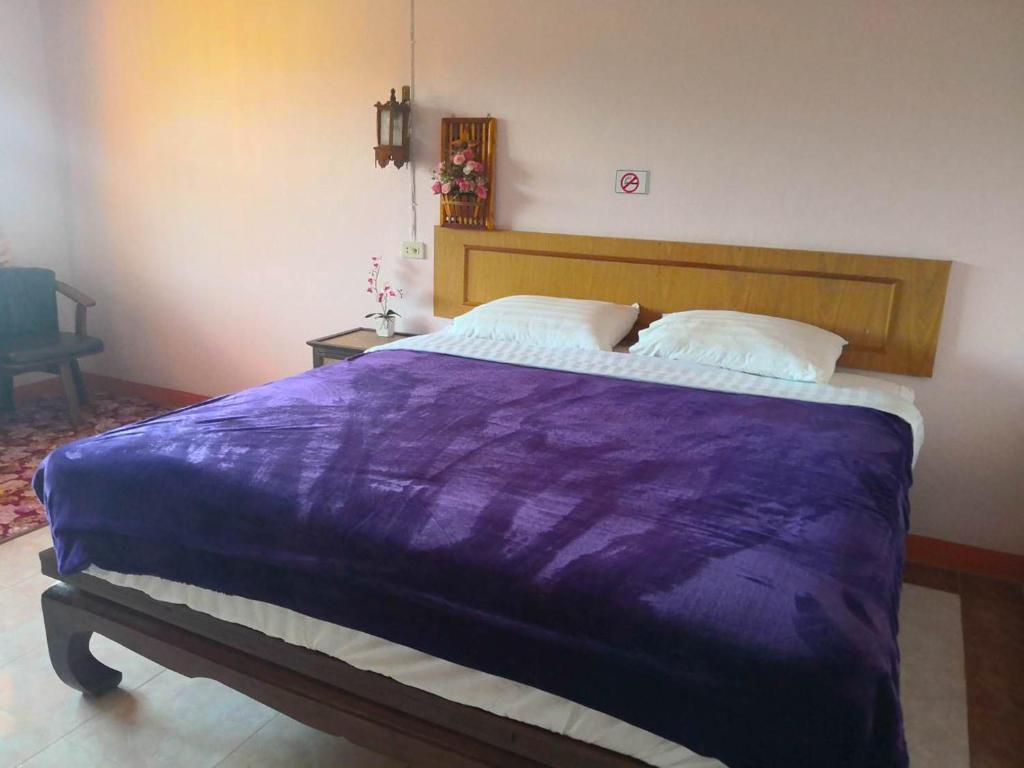 Postel nebo postele na pokoji v ubytování เลาลีฮิลล์รีสอร์ท Laulee hill resort
