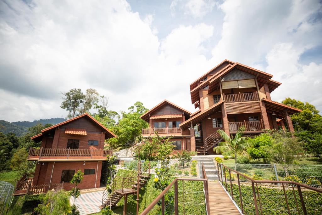 un edificio resort con una escalera que conduce a él en Red House the Garden Stay in Bukit Tinggi by PLAY, en Bentong