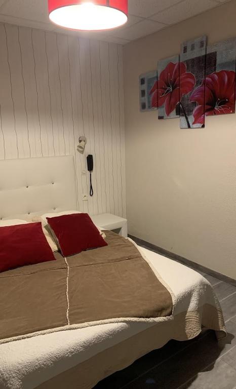 Postel nebo postele na pokoji v ubytování Hôtel Le Châtelet