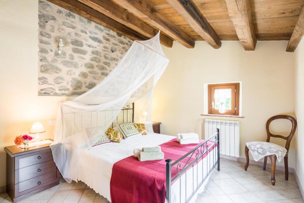 sypialnia z łóżkiem z moskitierą w obiekcie Agriturismo di là dall'Acqua w mieście Fivizzano