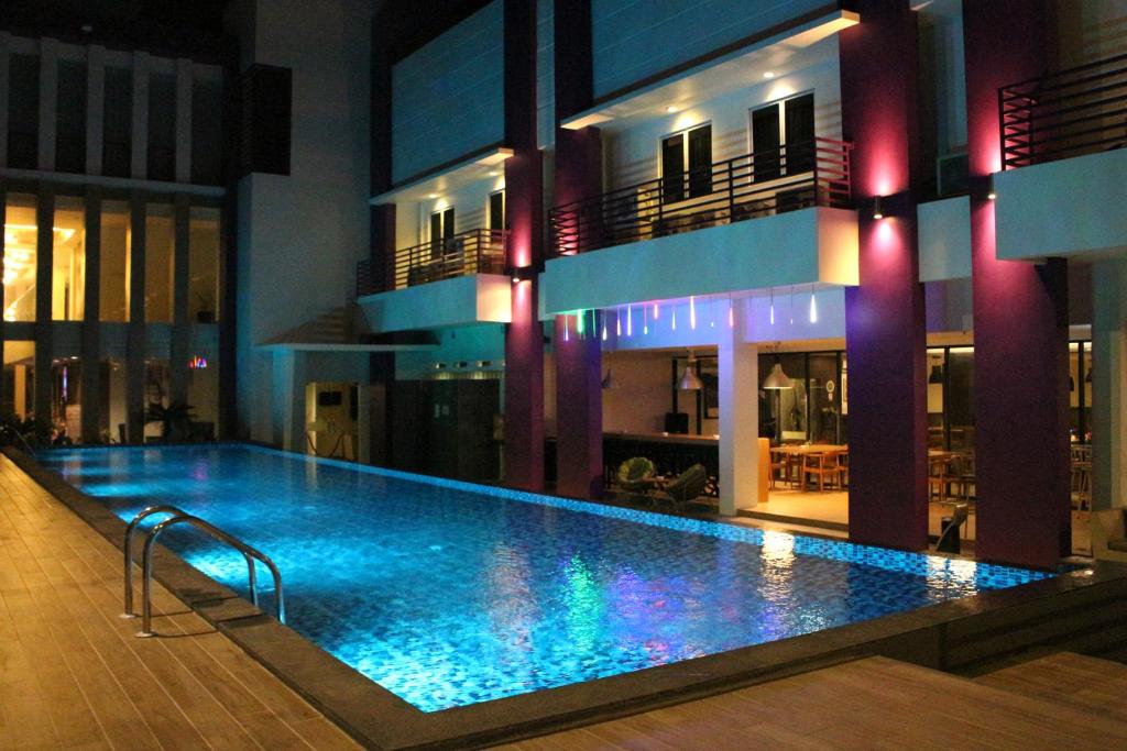 a large swimming pool in the middle of a building at OS Style Hotel Batam Powered by Archipelago in Batu Aji