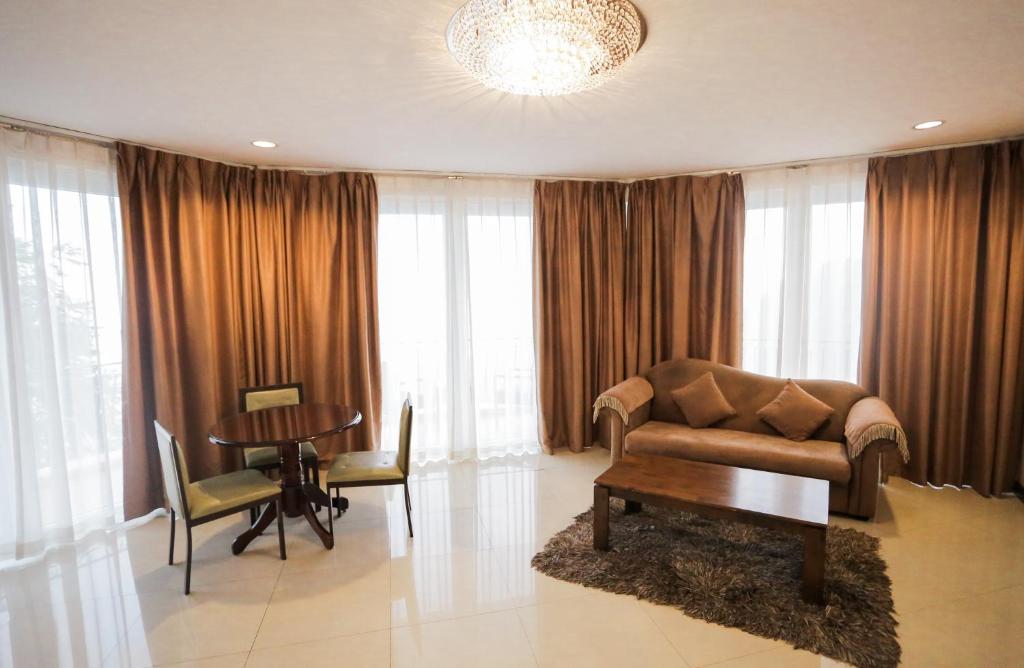 Posezení v ubytování The Lake Hotel Tagaytay