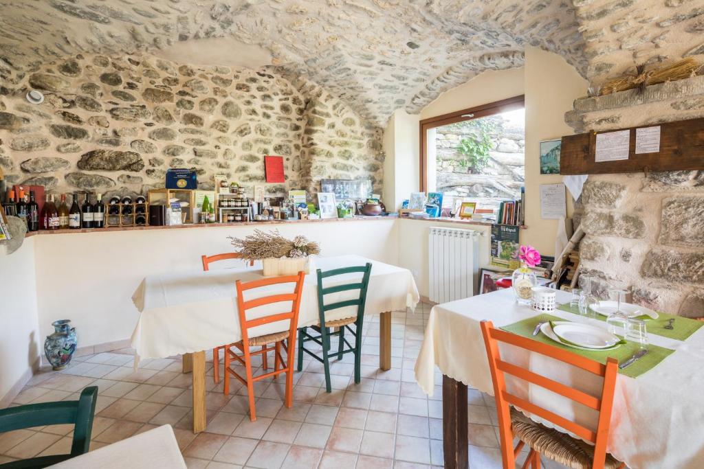 jadalnia ze stołem i krzesłami w obiekcie Agriturismo di là dall'Acqua w mieście Fivizzano