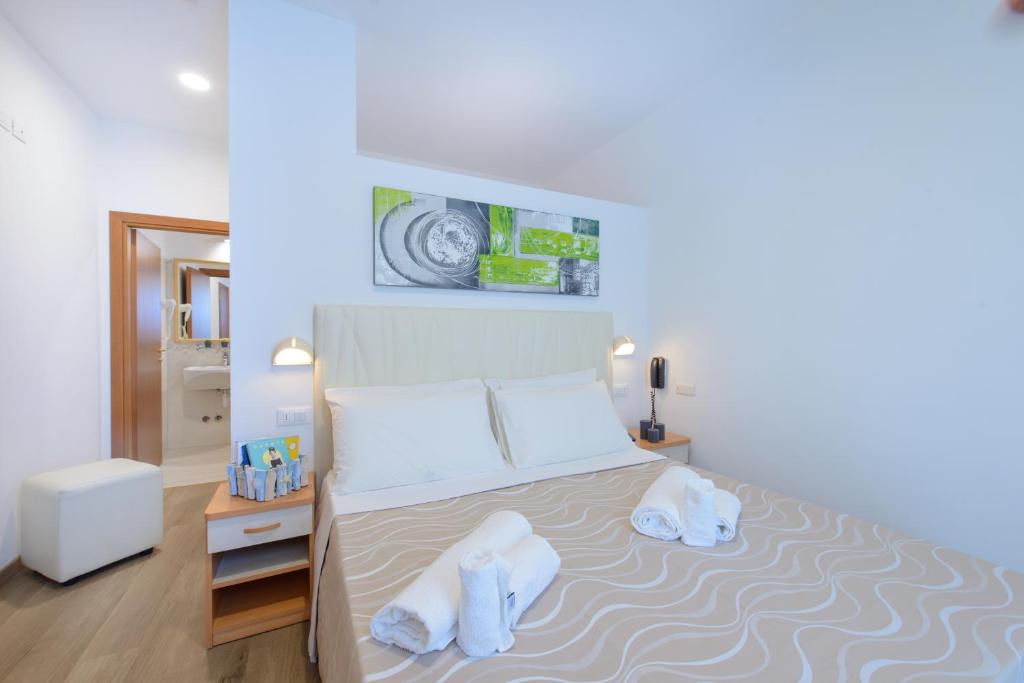 Postel nebo postele na pokoji v ubytování Hotel Nuova Medusa Rimini