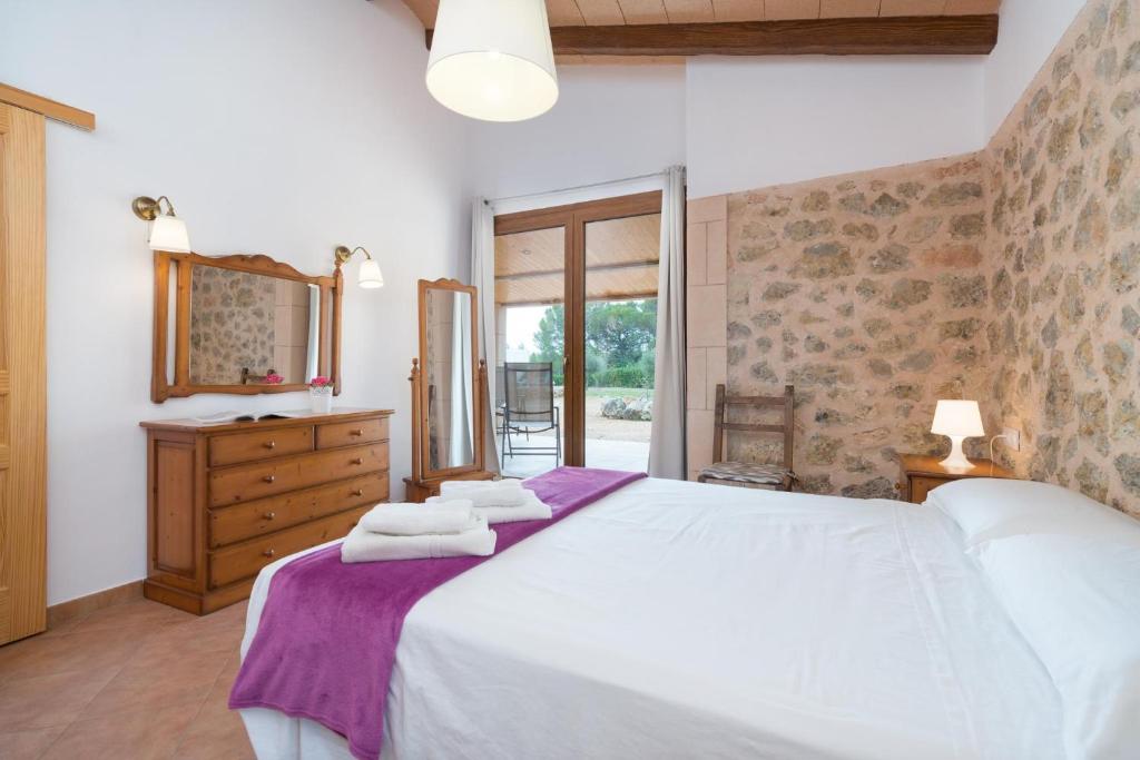Postel nebo postele na pokoji v ubytování Sa Plana (Villa Calvia)