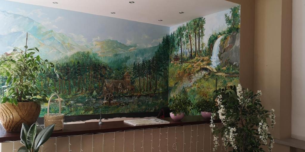 una pintura grande en una pared con macetas en Ośrodek Natura, en Pokrzywna