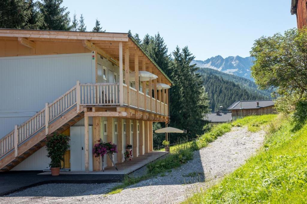 une maison avec un balcon sur le côté de celle-ci dans l'établissement Container House, à Gerlos