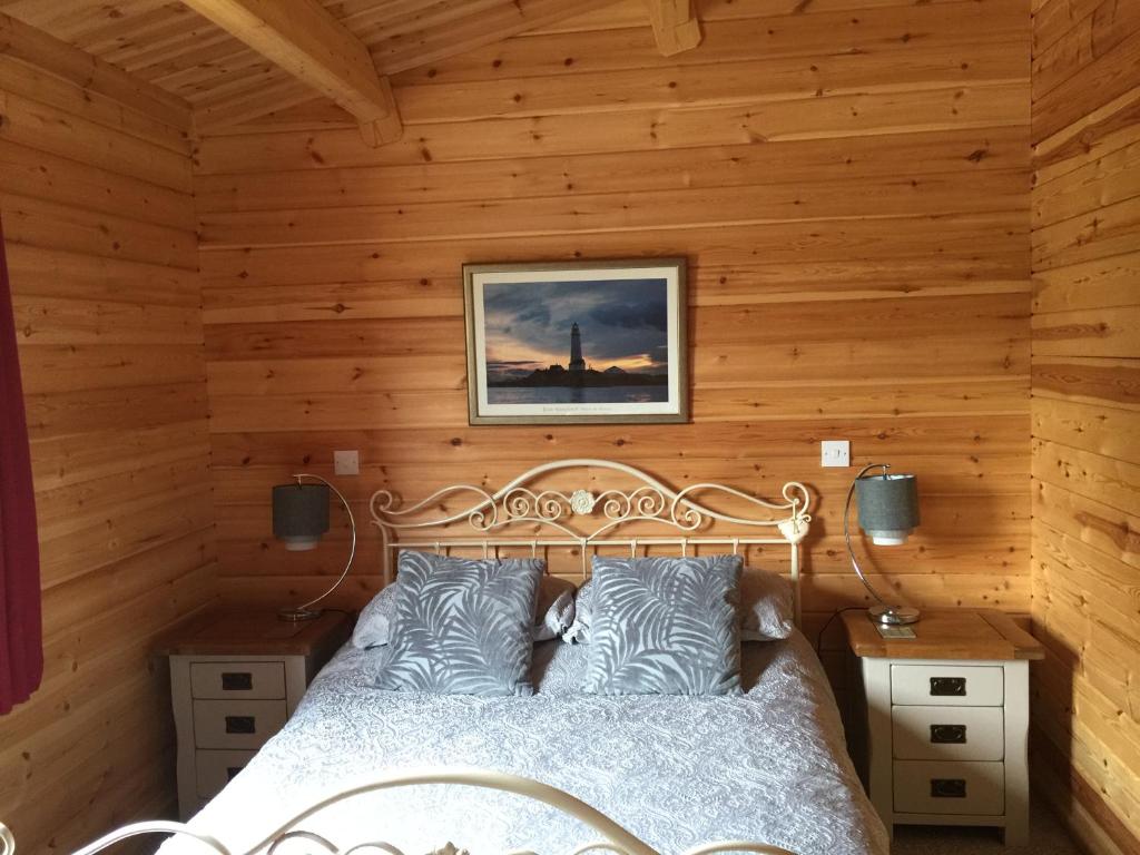 Postel nebo postele na pokoji v ubytování RedWood Lodge