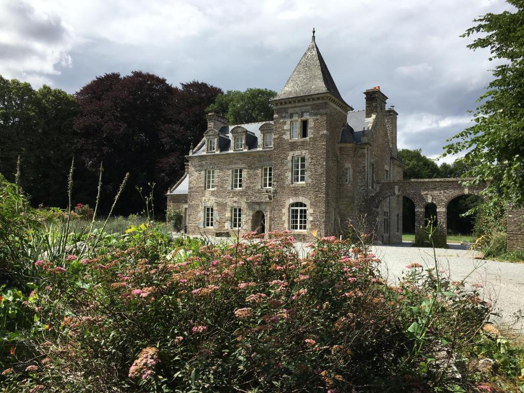 een oud stenen gebouw met een toren bovenop bij Château Ville Voisin in Augan