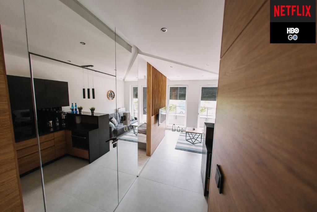 Hypnotize Apartment في كونين: مطبخ وغرفة معيشة مع جدار زجاجي
