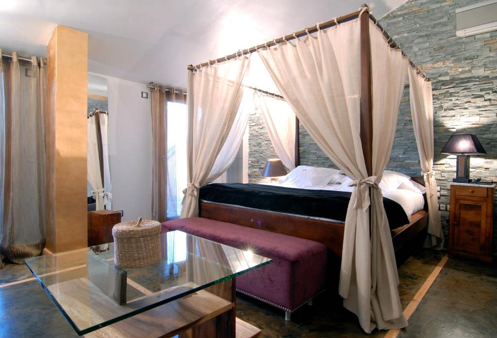 A bed or beds in a room at Hotel Casa del Abad