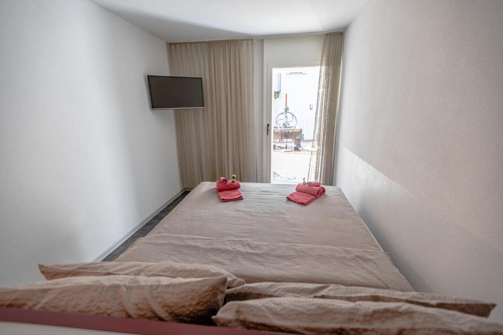Postel nebo postele na pokoji v ubytování Albergo Porta Verzasca