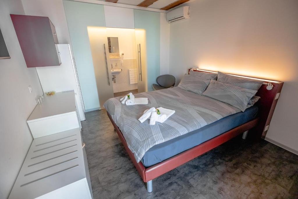 Postel nebo postele na pokoji v ubytování Albergo Porta Verzasca