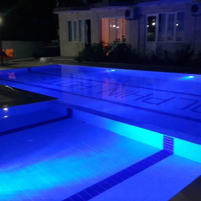 Bazén v ubytování Dolphin Yunus Hotel nebo v jeho okolí