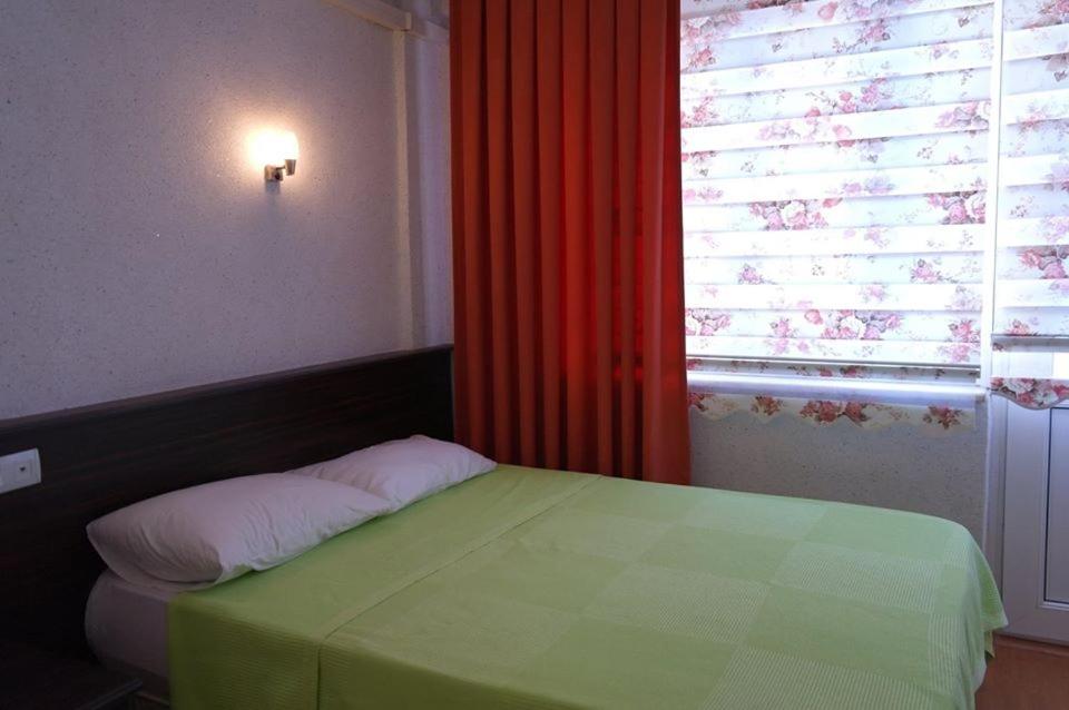Postel nebo postele na pokoji v ubytování Dolphin Yunus Hotel