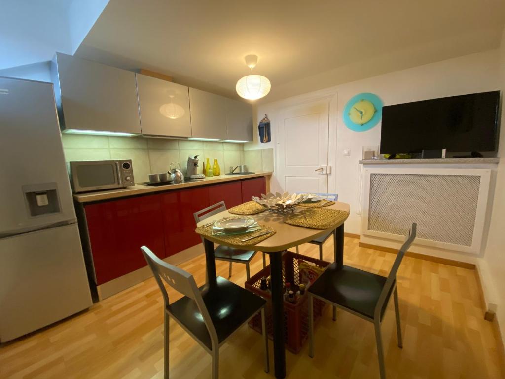une cuisine avec une table et des chaises dans une pièce dans l'établissement Gîte 65m2, 3 chambres, proxi commerces, à Mondelange, à Mondelange