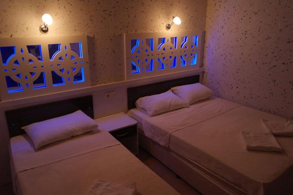 Postel nebo postele na pokoji v ubytování Dolphin Yunus Hotel