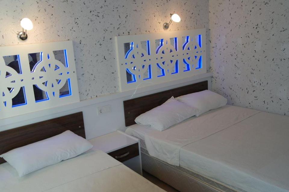 Postel nebo postele na pokoji v ubytování Dolphin Yunus Hotel