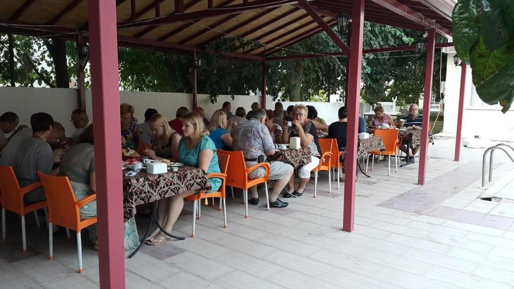 Restaurace v ubytování Dolphin Yunus Hotel