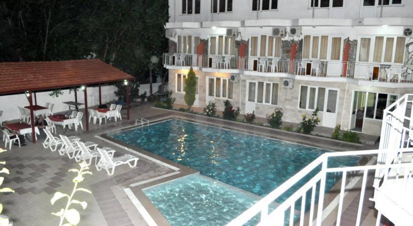 Bazén v ubytování Dolphin Yunus Hotel nebo v jeho okolí