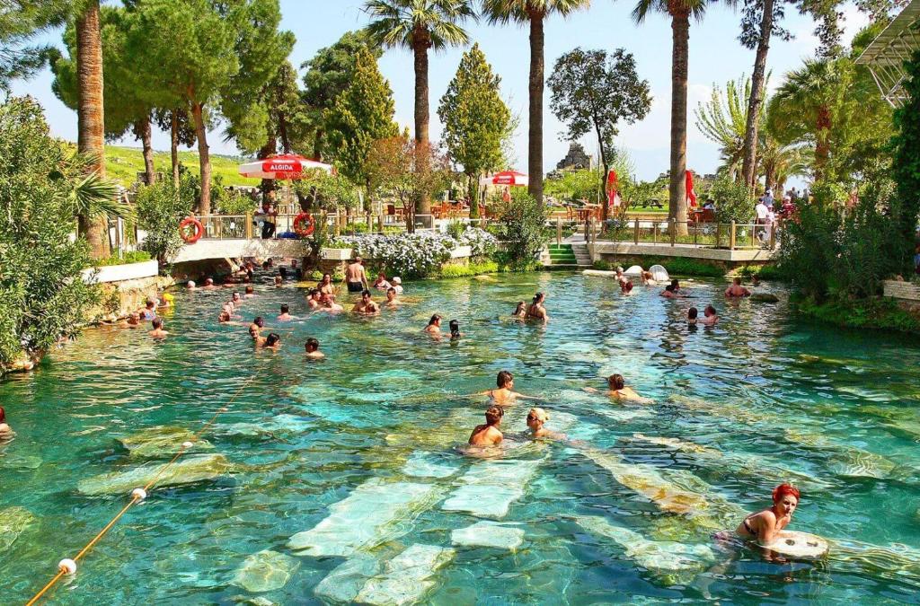 Bazén v ubytování Dolphin Yunus Hotel nebo v jeho okolí