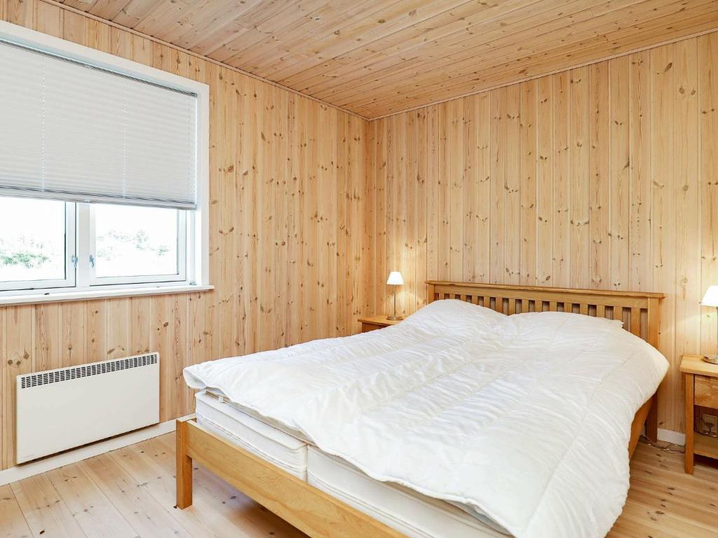 Postel nebo postele na pokoji v ubytování 6 person holiday home in Ulfborg-By Traum