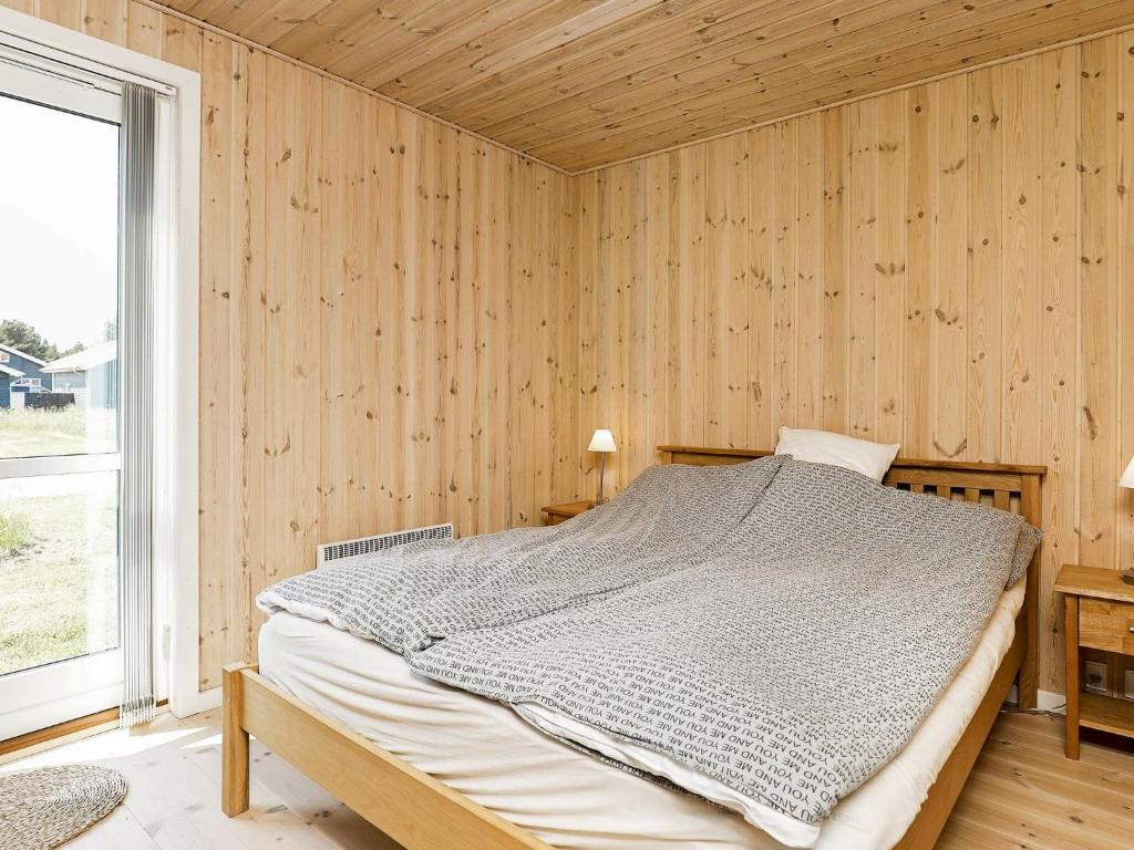 Postel nebo postele na pokoji v ubytování 6 person holiday home in Ulfborg-By Traum
