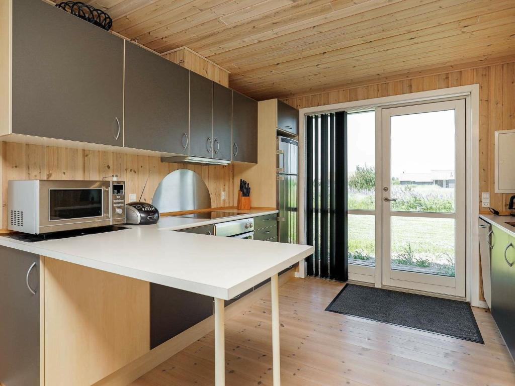 Kuchyň nebo kuchyňský kout v ubytování 6 person holiday home in Ulfborg-By Traum