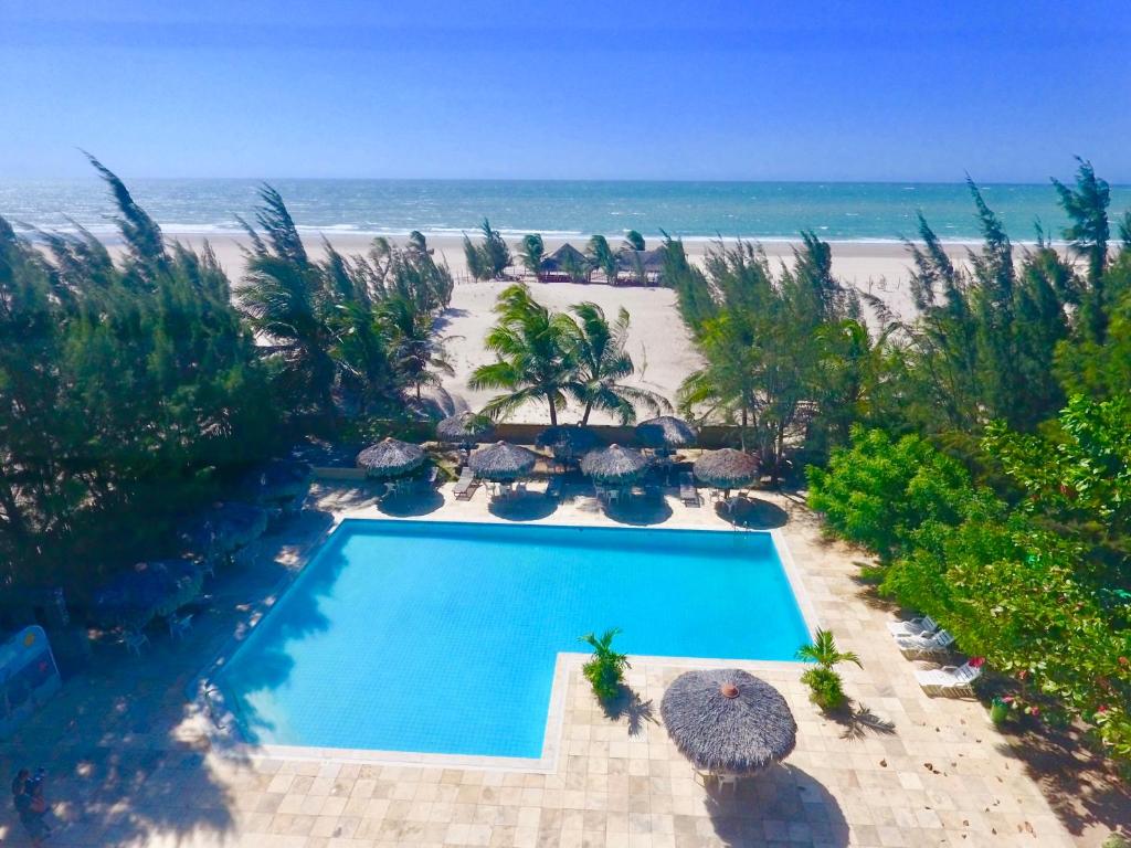 an overhead view of a swimming pool and the beach at Villa del Mar Praia Hotel in Camocim