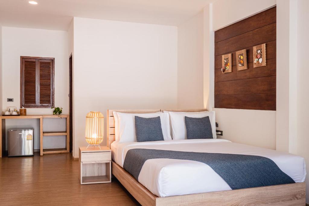 Postel nebo postele na pokoji v ubytování The C Samet Beach Resort SHA Plus