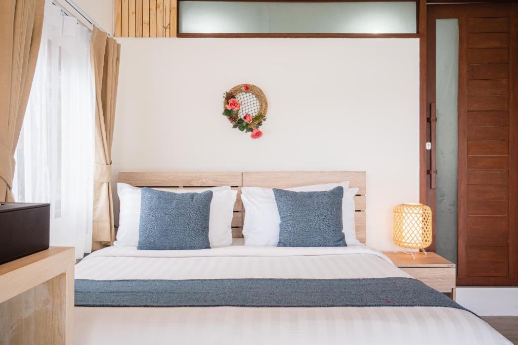 Postel nebo postele na pokoji v ubytování The C Samet Beach Resort SHA Plus
