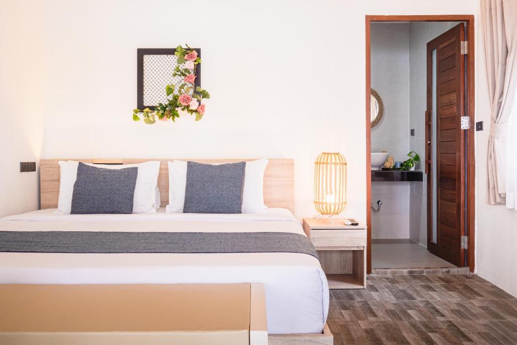 Postel nebo postele na pokoji v ubytování The C Samet Beach Resort SHA Plus