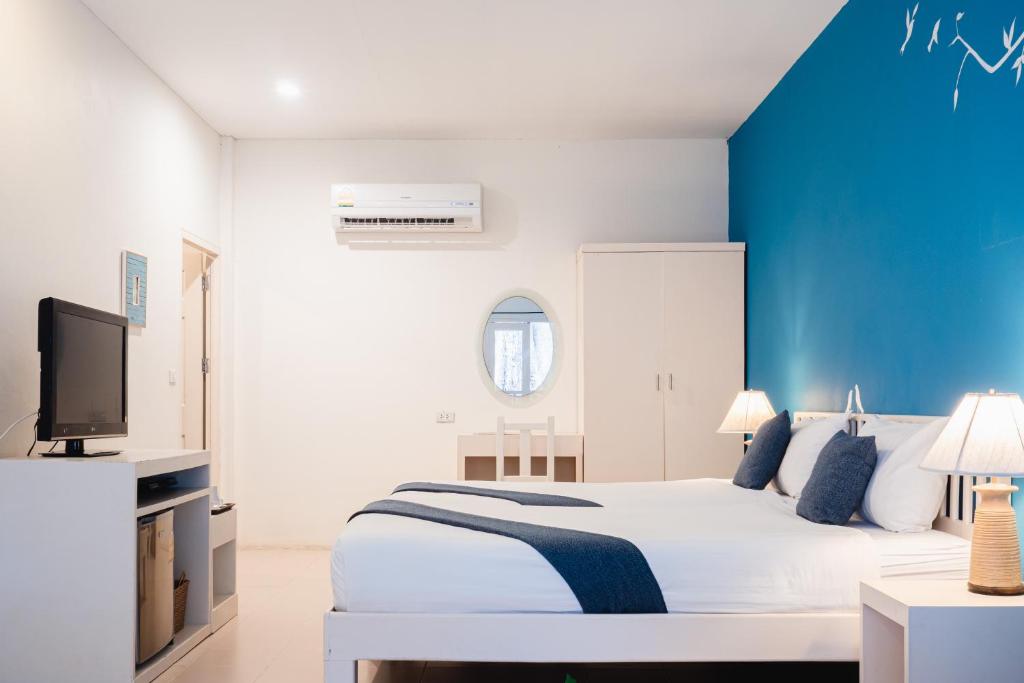Postel nebo postele na pokoji v ubytování The C Samet Beach Resort SHA Plus