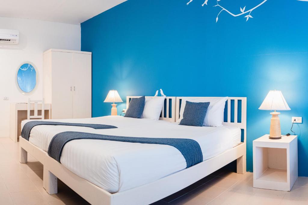 Postel nebo postele na pokoji v ubytování The C Samet Beach Resort SHA Plus