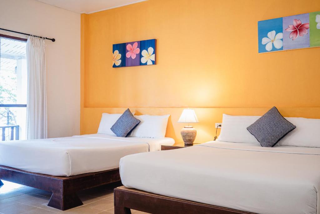 Postel nebo postele na pokoji v ubytování The C Samet Beach Resort SHA Plus
