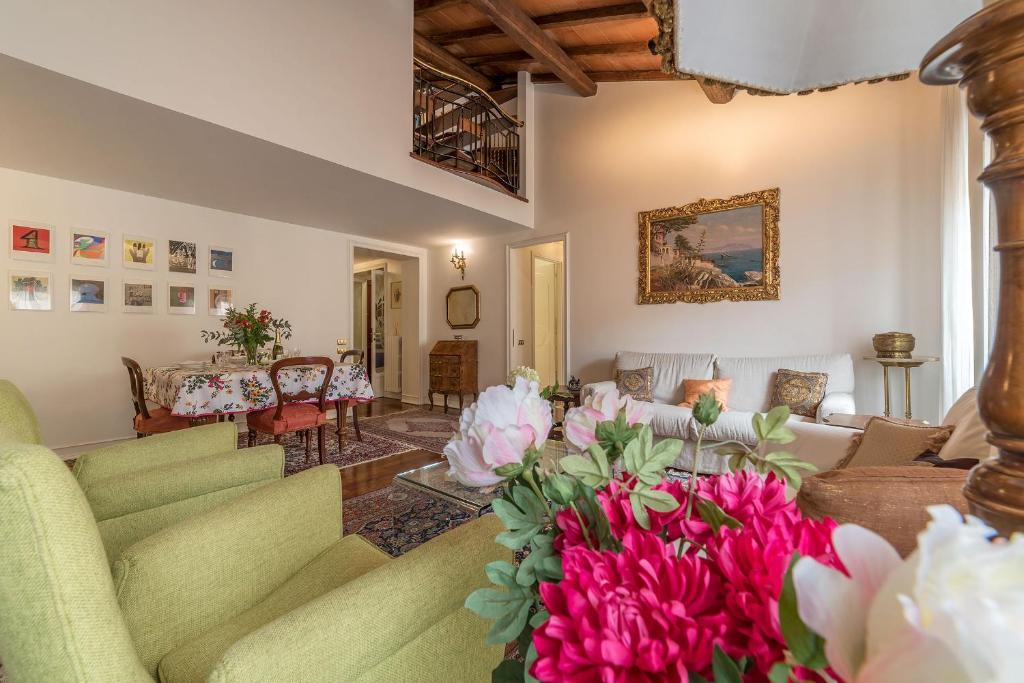 Quiet and classic on two floors, by Trevi Fountain - FromHometoRome